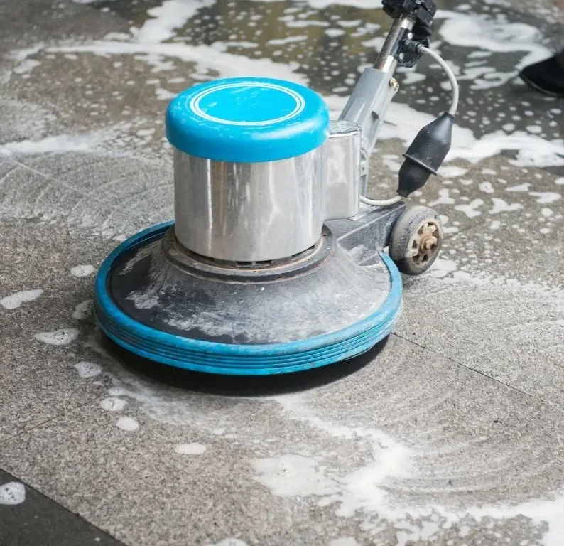 Equipamento profissional de limpeza de piso em uso