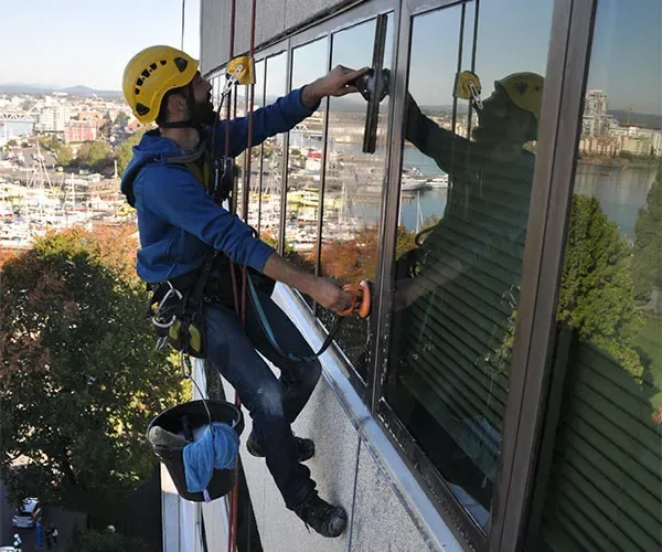 Limpeza profissional de janela de vidro