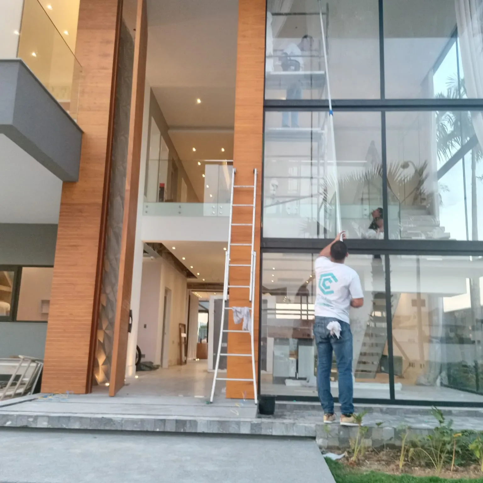 Fachada de vidro de loja após limpeza
